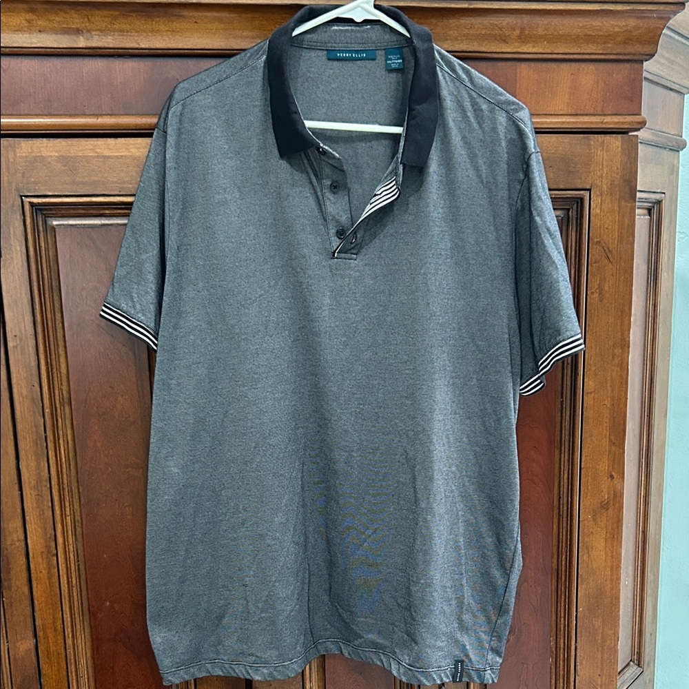 Men’s Perry Ellis Short Sleeve Shirt.     Size XXL